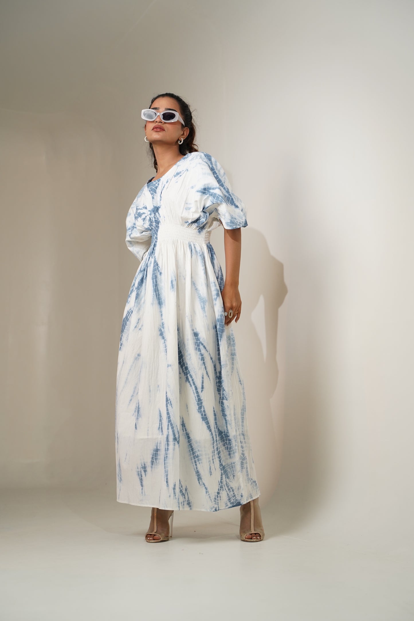 Boho-Chic Tie-Dye Long Kaftan for a Relaxed Summer Look